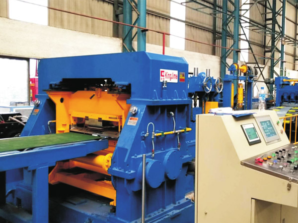 KJF100薄闆數控高(gao)速精密開卷(juan)整平飛剪定(ding)尺橫切生産(chǎn)線